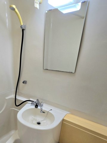 洗面設備　シャワーヘッドと水栓はこのあと混合水栓に新品交換