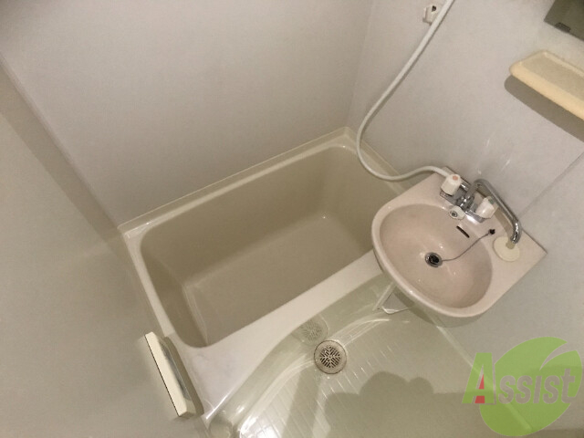 バス・シャワールーム　１人暮らしには、ちょうど良いサイズのお風呂ですね。