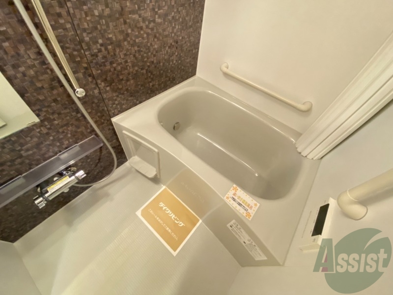 バス・シャワールーム　バスルームはこちらです。広々としてゆったり休めます。