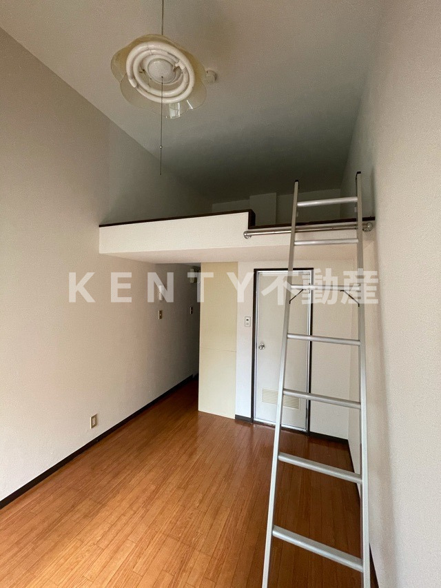 その他部屋・スペース　開放的な寝室です