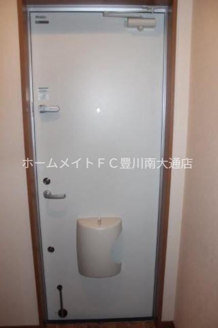 玄関　同型別部屋写真（反転）