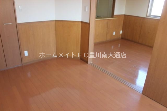 居室・リビング　同型別部屋写真（反転）