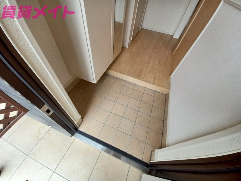 玄関　同タイプ部屋写真です。