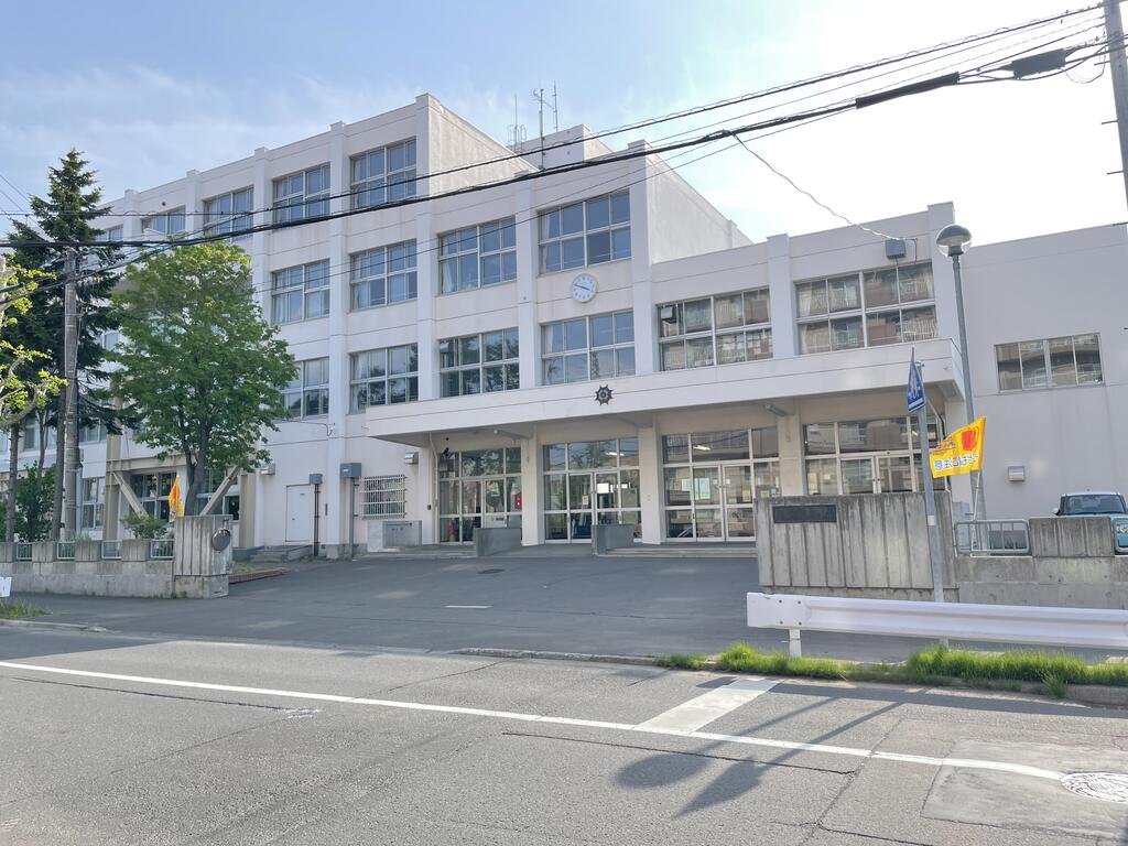小学校　札幌市立八軒西小学校（小学校）まで962m