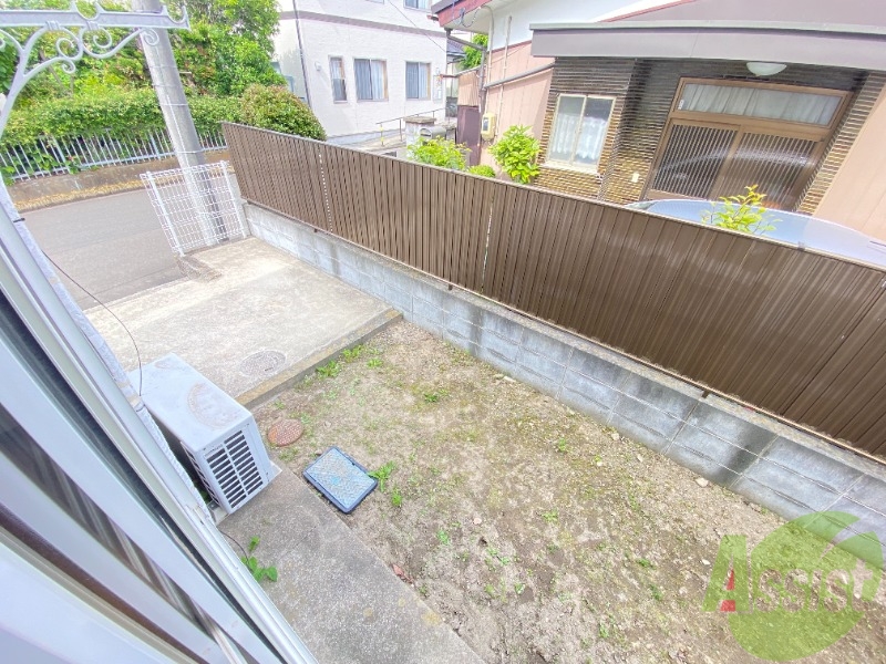 バルコニー　こちらは物干しスペースになります。竿も掛けれます。