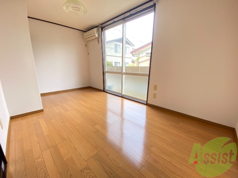 居室・リビング　こちらは洋室になります。窓からの光が心地いいですね。