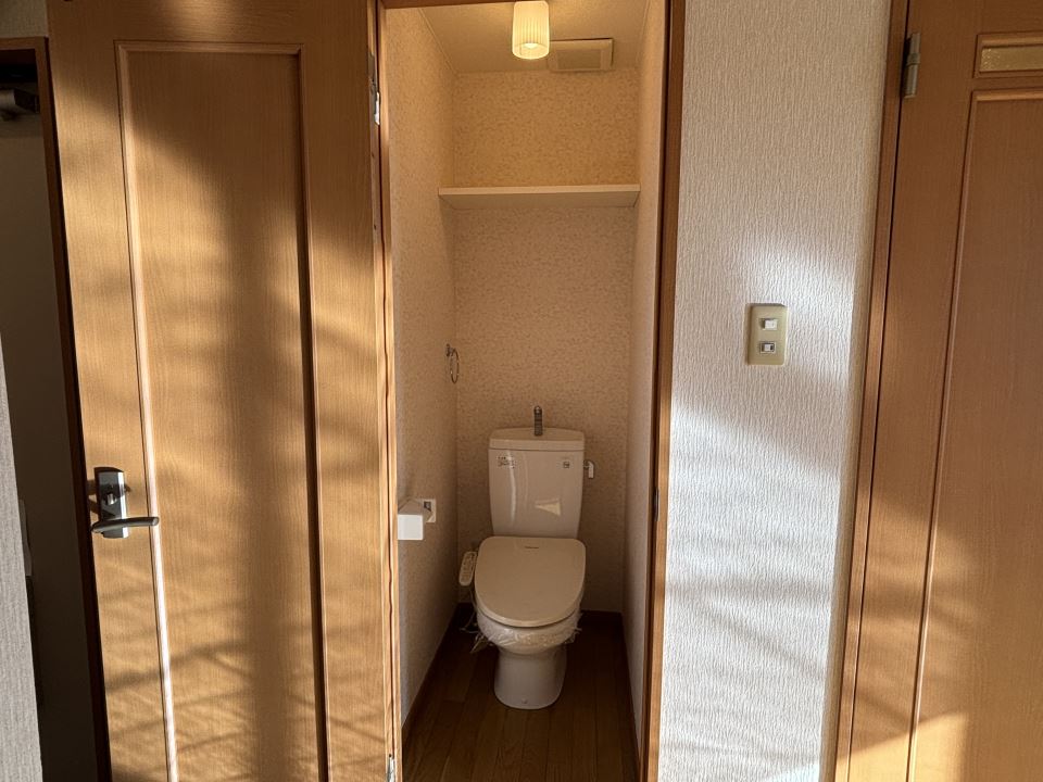トイレ　☆温水洗浄便座あり☆吊り棚あり☆