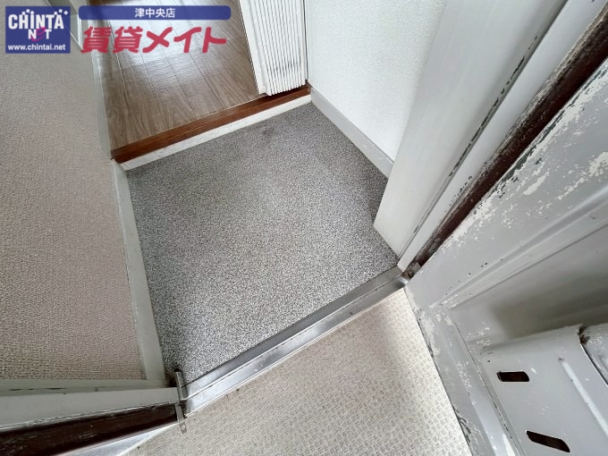 玄関　同じ物件、別部屋の写真です
