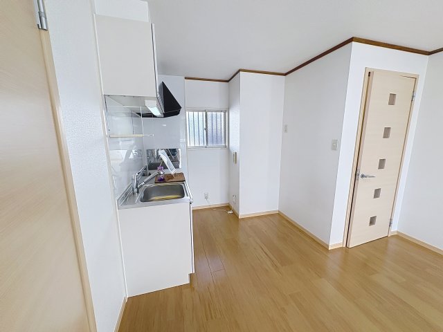 キッチン　掲載写真は同型の左右反転の部屋を掲載しております。実際のお写