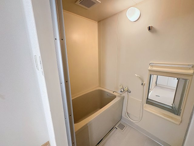 バス・シャワールーム　掲載写真は同型の左右反転の部屋を掲載しております。実際のお写