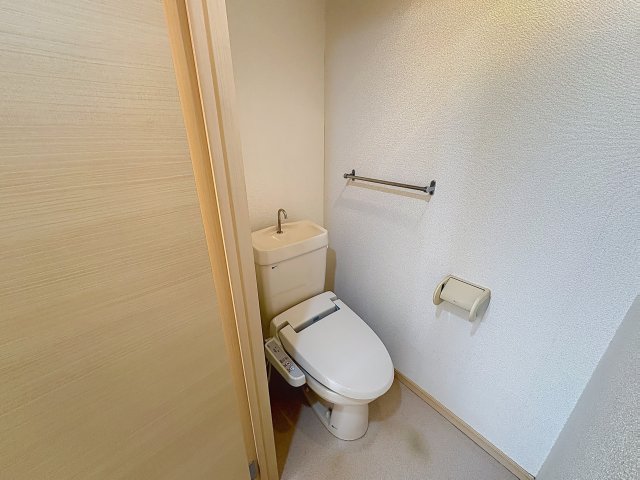 トイレ　掲載写真は同型の左右反転の部屋を掲載しております。実際のお写