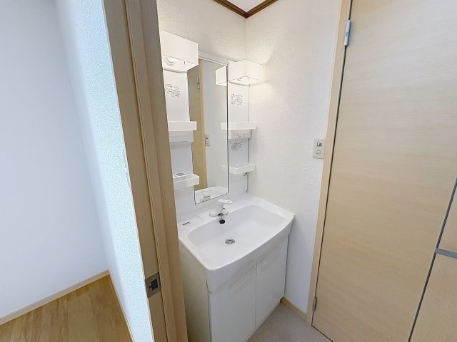 洗面設備　掲載写真は同型の左右反転の部屋を掲載しております。実際のお写