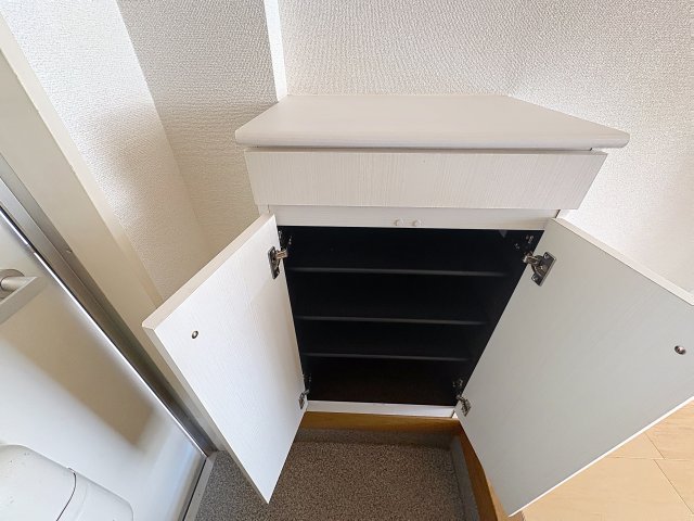 収納　掲載写真は同型の左右反転の部屋を掲載しております。実際のお写