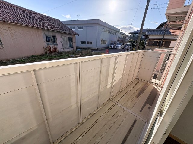 バルコニー　掲載写真は同型の左右反転の部屋を掲載しております。実際のお写