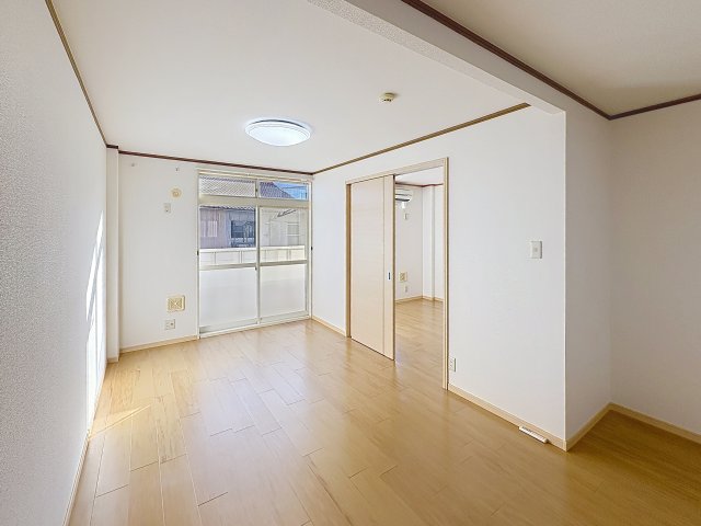 居室・リビング　掲載写真は同型の左右反転の部屋を掲載しております。実際のお写