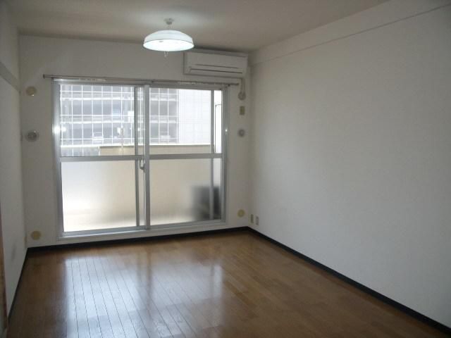 居室・リビング　明るいリビング