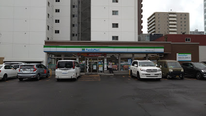 コンビニ　ファミリーマート札幌南2条東4丁目店（コンビニ）まで424m