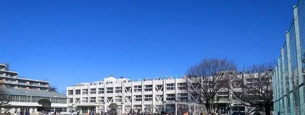 小学校　日野市立潤徳小学校（小学校）まで1054m