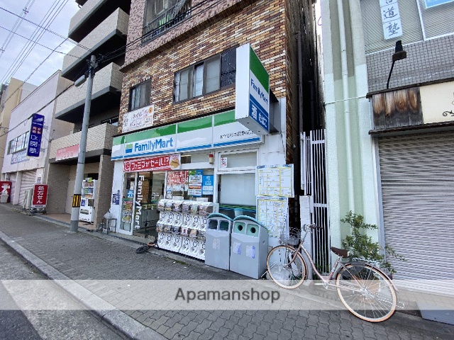 コンビニ　ファミリーマート（コンビニ）まで107m