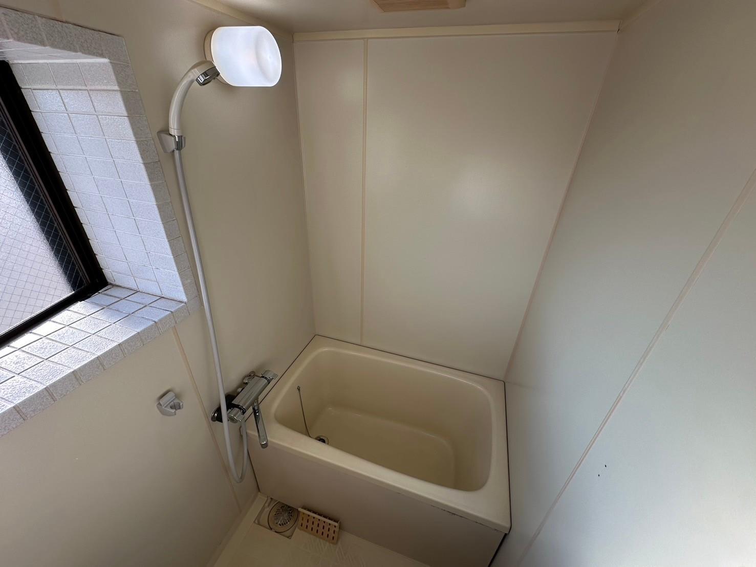 バス・シャワールーム　窓付きで換気のできるバスルーム♪