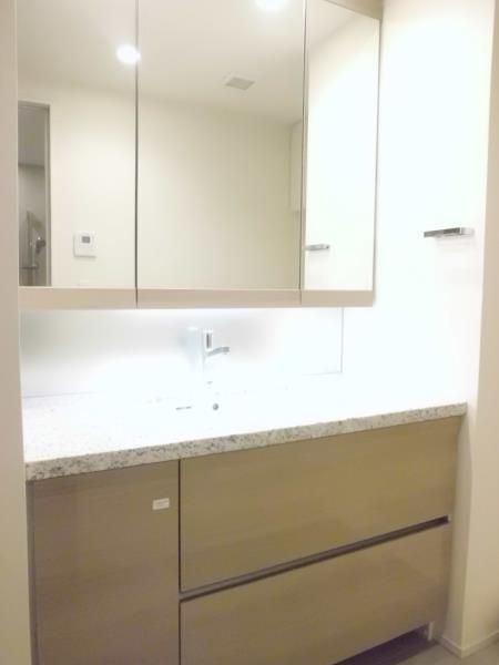 洗面設備　明るい洗面所です