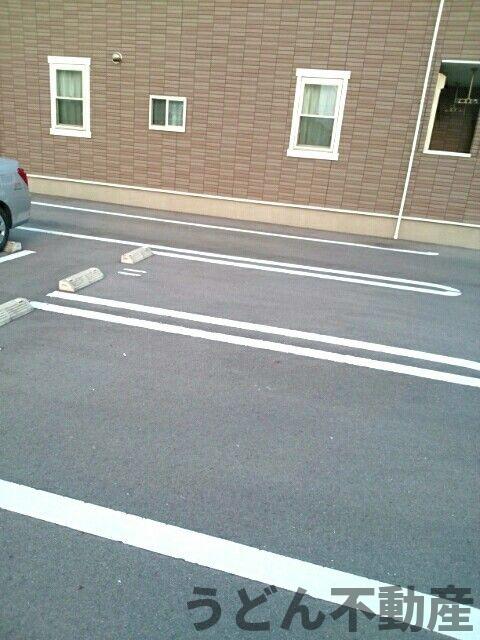 駐車場　うどん県のお部屋探しはうどん不動産へ うどんちゃんとLINE