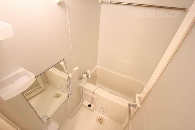 バス・シャワールーム　大きな鏡が便利な浴室