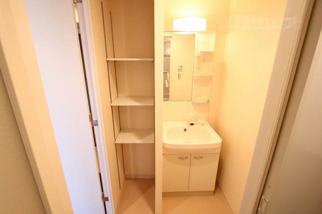 洗面設備　洗面台、戸棚が嬉しいです。