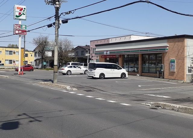 コンビニ　セブンイレブン旭川川端店（コンビニ）まで270m