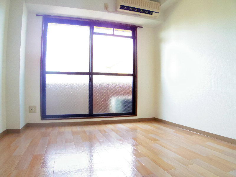 居室・リビング　光の差し込むリビング