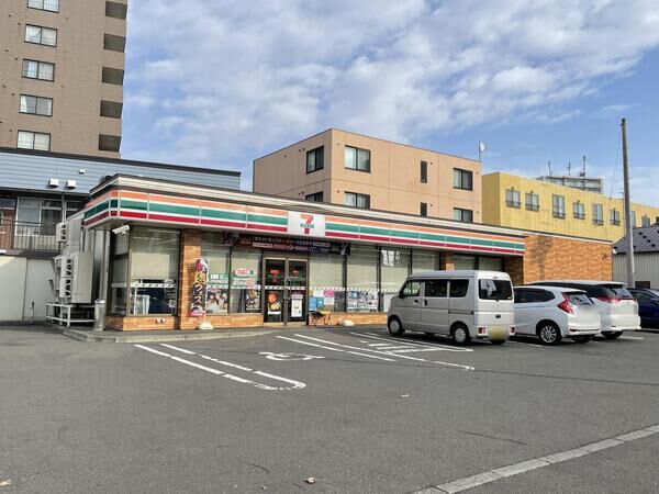 コンビニ　セブンイレブン札幌菊水5条店（コンビニ）まで551m