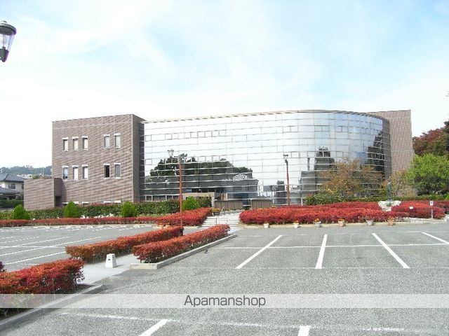 図書館　松本市図書館中央図書館（図書館）まで307m