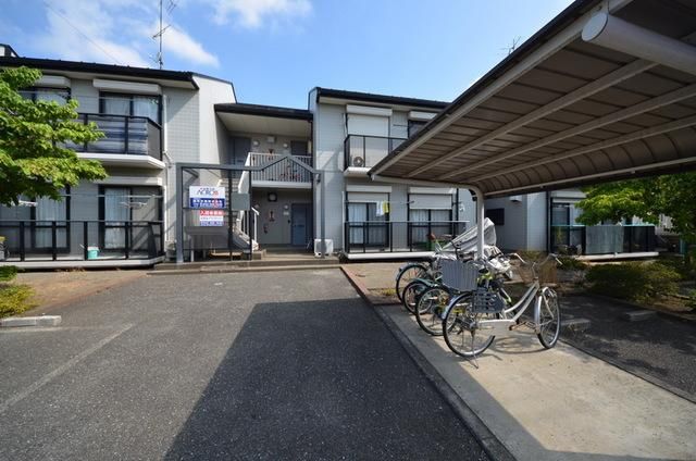 エントランス　☆全戸角部屋で４世帯！中階段です☆