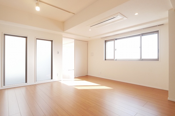 居室・リビング　二面採光のリビングスペース