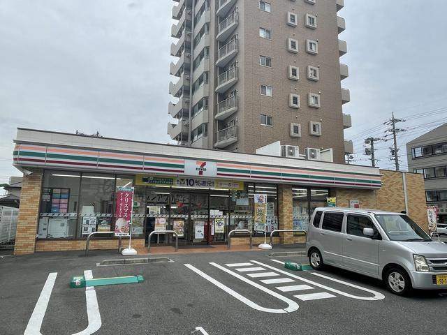 コンビニ　セブンイレブン春日井中央通店（コンビニ）まで550m