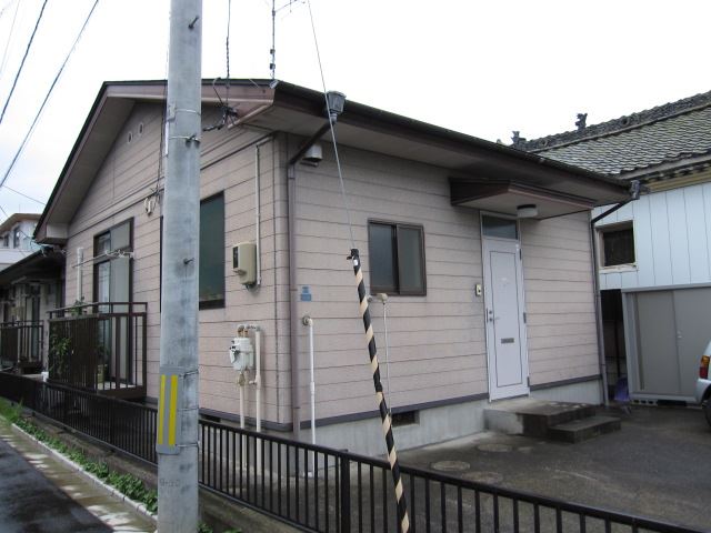 建物外観　近くに小学校がございます。