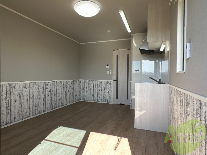 居室・リビング　清潔感のあるお部屋でゆったり休めますよ。