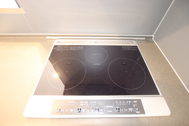 キッチン　ＩＨコンロ二口＋ラジエントヒーター一口