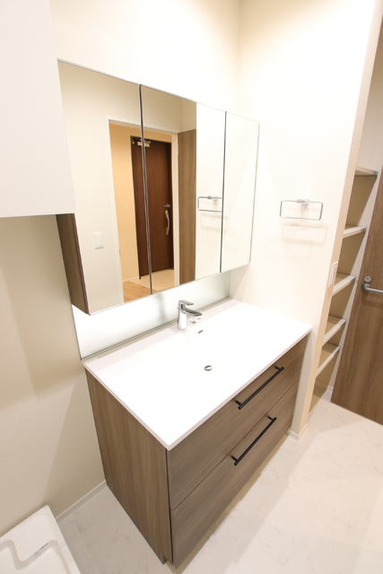 洗面設備　収納力高めな独立洗面台♪