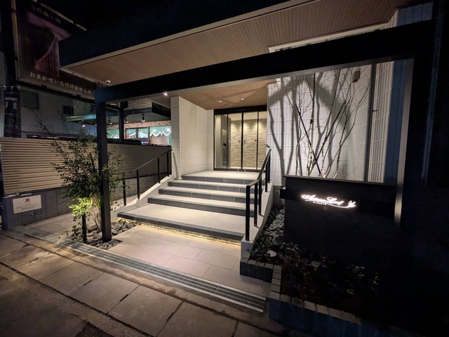 エントランス　◆新築◆２０２６年２月完成◇夜間ライトアップ時◇光と影のコン