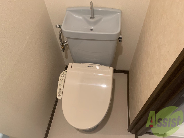 トイレ　ウォシュレットが付いているキレイなお手洗いです。