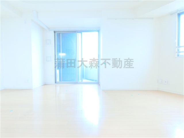 居室・リビング　角部屋2面採光の洋室10.9帖