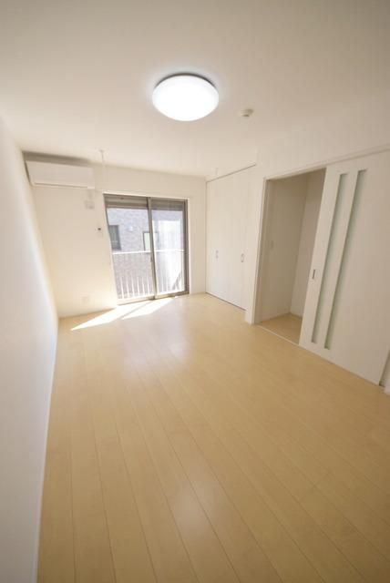 居室・リビング　☆明るい洋室☆