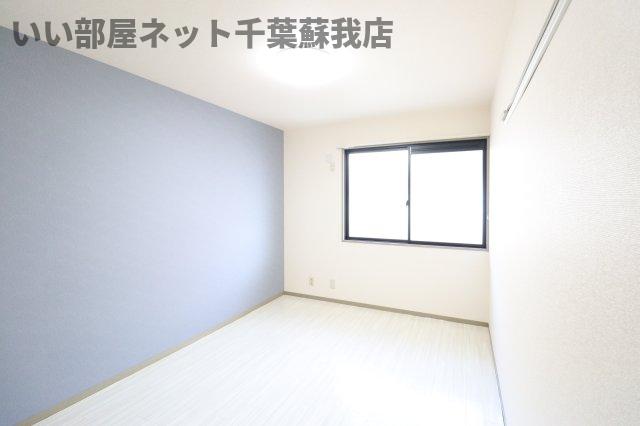 その他部屋・スペース　落ち着いた色調の寝室です