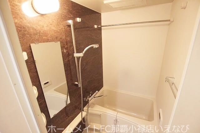 バス・シャワールーム　※別部屋のお写真となります。