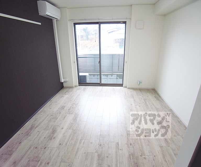 居室・リビング　アクセントクロスでスタイリッシュに！