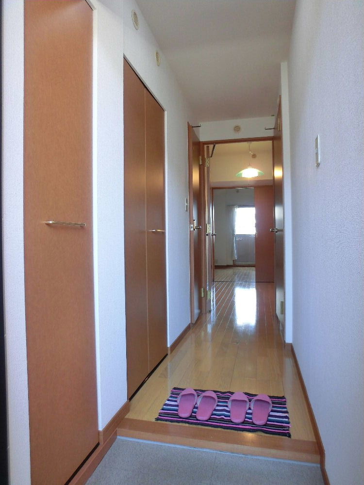 玄関　別のお部屋の写真です。現況を優先します。