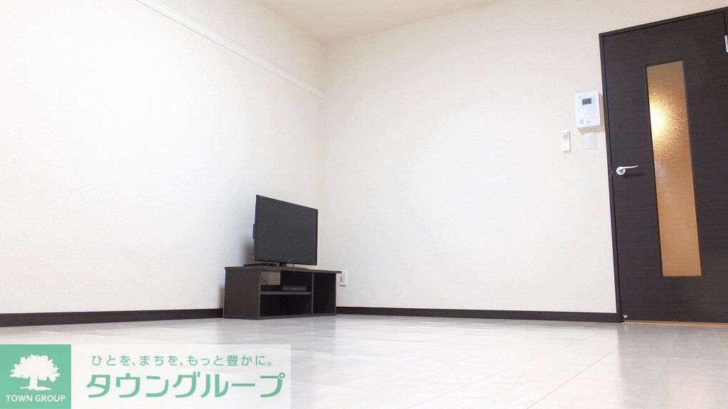 居室・リビング　居室約８畳以上の広めのお部屋です。