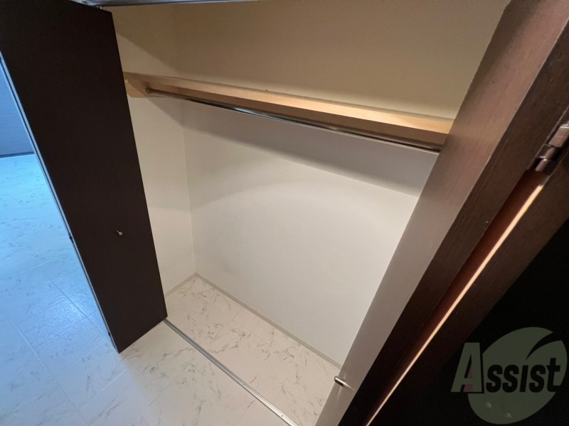 収納　こちらの収納にはハンガーをかけて服もしまえますね。