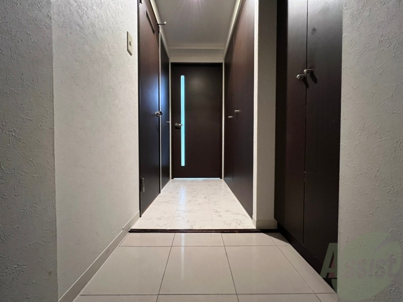 玄関　玄関です。すぐ広いリビングにつながっています。